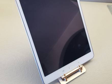 Supporto per tablet in compensato